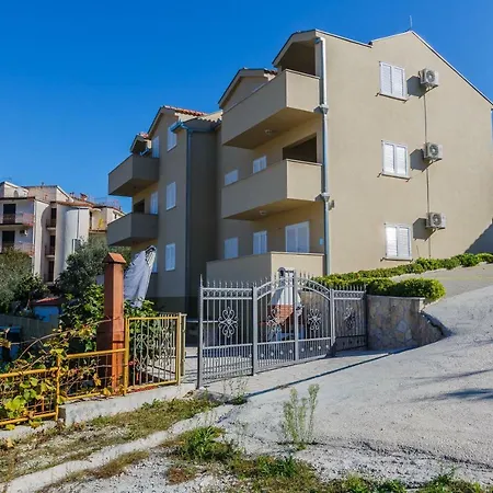 Joma 3 With Free Parking Trogir